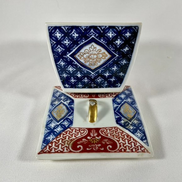 Vintage, Handcrafted, Chinese Porcelain Trinket Box in Ming Blue and Red Designs - Picture 3 of 8